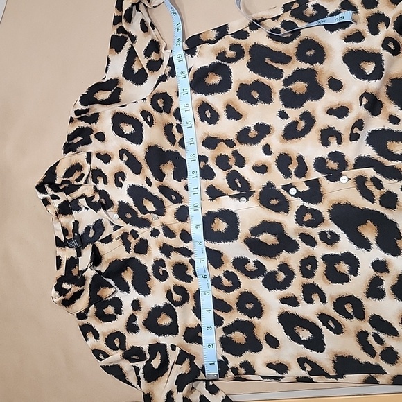 Forever 21, Size M, Leopard Print Blouse.  Button Down. Excellent Used Cond. - Picture 7 of 12